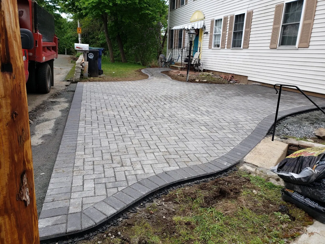 Paver driveway with charcoal border
